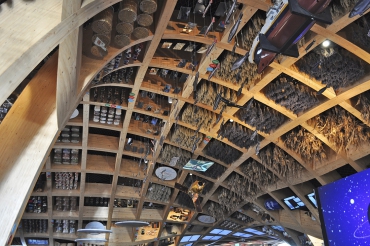 Obr. 7: Plody z francouzských polí zavěšené mezi liniemi dřevěné nosné stropní konstrukce