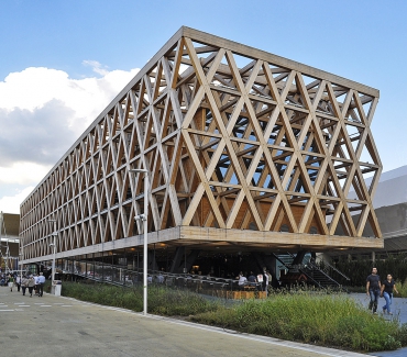 Obr. 8 Pavilon Chile z dřevěných příhradových vazníků; pavilon byl oceněný stříbrnou medailí