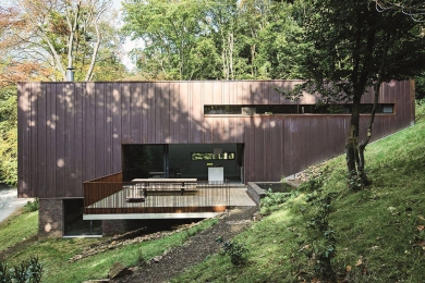 Obr. 5: Velkoformátová posuvná stěna na jižní straně fasády zprostředkovává vstup na terasu a stírá hranici mezi obytnou částí a venkovním prostředím