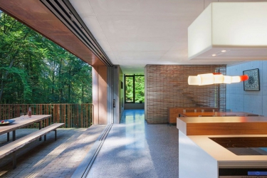 Obr. 6: Je-li bezbariérová posuvně zdvižná stěna ze systému Schüco ASS 70.HI v otevřeném stavu, jsou její tři (na výšku podlaží rozměrné části) skrytě zapuštěny do falešné kapsy za fasádou