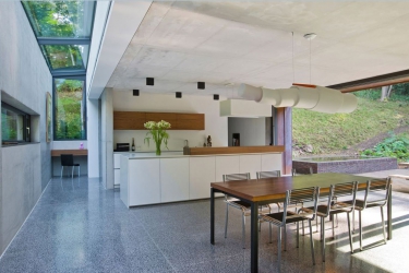 Obr. 7: Je-li bezbariérová posuvně zdvižná stěna ze systému Schüco ASS 70.HI v otevřeném stavu, jsou její tři (na výšku podlaží rozměrné části) skrytě zapuštěny do falešné kapsy za fasádou