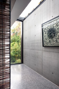 Obr. 10: Denní světlo do domu vstupuje také skrze skleněné střešní prvky (využito bylo systému Schüco FW 50+)