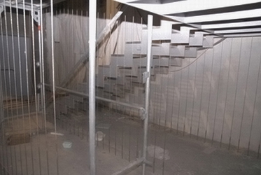 Obr. 10b: Zábradlí schodiště je zavěšeno na 5mm lankách (jachtařského typu). Kmitání zábradlí způsobí poruchy upevnění uložení. Nosníkový model schodnic není vhodný, nezbytná je stěnová napjatost.