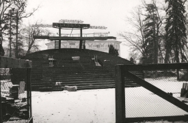 Obr. 11a: Ocelová spřažená konstrukce otočného hlediště, navržená jako provizorium. Zatéká do ní řadu let, až vznikly „stalaktity“ dlouhé až 70 mm vyluhované z konstrukce hlediště (foto z března 2006).