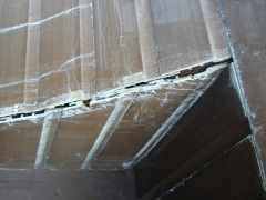 Obr. 11b: Ocelová spřažená konstrukce otočného hlediště, navržená jako provizorium. Zatéká do ní řadu let, až vznikly „stalaktity“ dlouhé až 70 mm vyluhované z konstrukce hlediště (foto z března 2006).