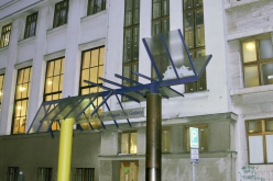 Obr. 13a: Přístřešek nebo socha? Zasklení drátosklem, které se pravidelně porušuje od námrazy. Mohutné sloupy brání procházení chodců.