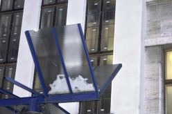 Obr. 13c: Přístřešek nebo socha? Zasklení drátosklem, které se pravidelně porušuje od námrazy. Mohutné sloupy brání procházení chodců.