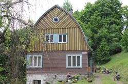 Obr. 14a: Horská chalupa s výraznou střechou, která je tvořena lamelovou klenbou na půdorysu přibližně 11x5 m