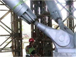 Obr. 16b: Mohutná hmota budovy podepřená zcela chybně ocelovými čtyřnožkami s jednosměrnými klouby a nevhodnými čepy