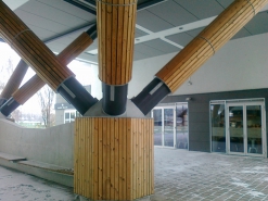 Obr. 16c: Rekonstrukce, kdy pruty byly zakryty ocelovou trubkou a vylity betonem a opláštěny dřevem