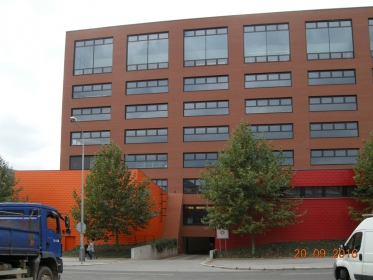 Obr. 17a: Vjezd do garáží ČVUT se čtečkou karet na pravé straně, což je užitečné v zemích, kde je volant vpravo... Vlevo pod keři je dodatečně umístěna čtečka karet, používaná, když je ve vjezdu stažená roleta