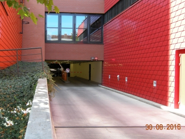 Obr. 17b: Vjezd do garáží ČVUT se čtečkou karet na pravé straně, což je užitečné v zemích, kde je volant vpravo... Vlevo pod keři je dodatečně umístěna čtečka karet, používaná, když je ve vjezdu stažená roleta