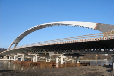 Obr. 19a: Trojský most, L = 196 m, H = 20 m, L/H = 9,8; cena 400 + 720 miliónů Kč