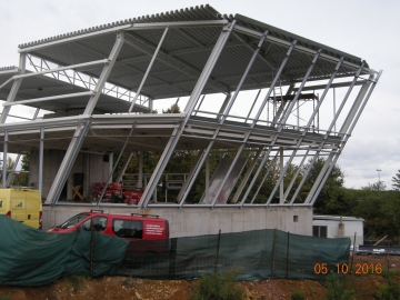 Obr. 21: Rozestavěný nosný skelet – šikmost všech sloupů je zcela neúčelná