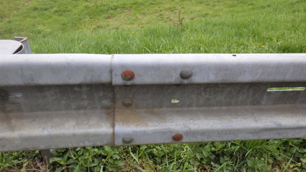 Obr. 10: Příklad nesrovnatelné korozní odolnosti některých pozinkovaných spojovacích prvků – tloušťky povlaku žárového zinku jsou u šroubů obvykle nižší