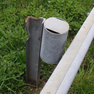 Obr. 8a: Příklad vrstvy žárového zinku sloupků svodidla poškozené nevhodnou montáží