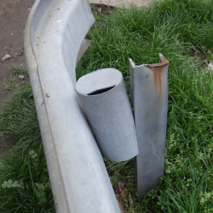 Obr. 8b: Příklad vrstvy žárového zinku sloupků svodidla poškozené nevhodnou montáží