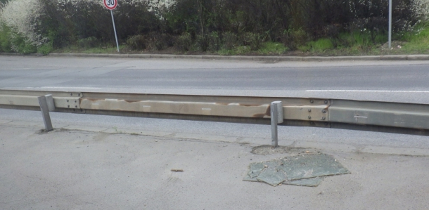 Obr. 9: Příklad korozního stavu ocelové svodnice v sousedství již vyměněných dílů, např. po havárii