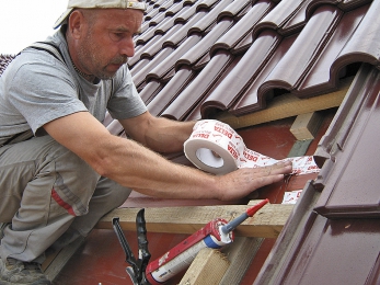 DELTA-MULTI BAND – extrémně lepivá páska extrémně odolná vůči teplotním a povětrnostním vlivům, použitelná nejen pro veškeré fólie DELTA