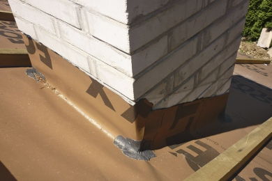 DELTA-FLEXX BAND – elastická, tvarově přizpůsobivá samolepicí manžeta pro bezpečné těsnění detailů jak pojistných hydroizolací, tak parozábran DELTA