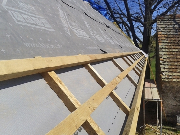 Izolační desky jsou kotveny přes kontralať do krokví