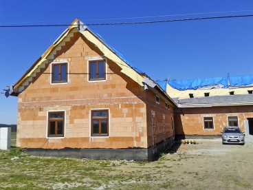 Difuzně otevřený izolační systém odvádí vodní páry z konstrukce. Napomáhá tak ke správnému fungování střešního pláště, čímž prodlužuje jeho životnost.