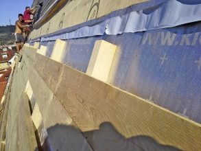 Reflexní matně stříbrný odstín povrchu izolačních desek odráží infračervené záření