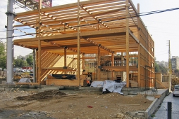 Dřevěné stojiny z řeziva Egger vytvářejí základní rám konstrukce