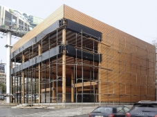 Příčné trámy z hoblovaného smrkového řeziva podtrhují poselství dřevostavby