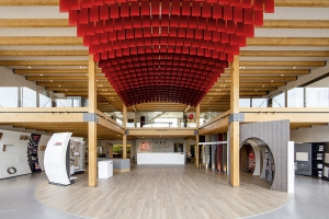 Výrazné dřevěné trámy odhalují typ konstrukce budovy