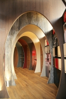 Prostor vystavených výrobků se návštěvníkům otevírá na cestách uspořádaných do kruhu