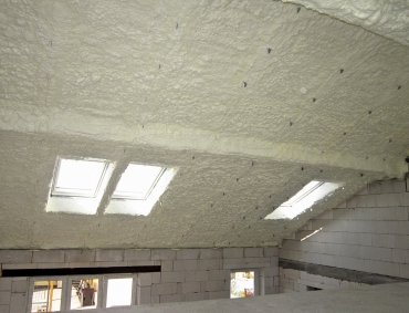 Obr. 1: Zateplení dřevěného krovu měkkou pěnou Icynene