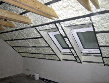 Obr. 2: Zateplení podkroví do CD roštu měkkou pěnou Icynene