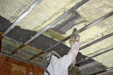 Obr. 3: Průběh aplikace zateplení stropu měkkou pěnou Icynene