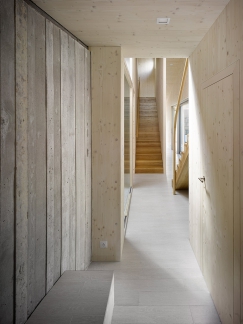 Stěny z pohledového betonu jsou i součástí interiéru