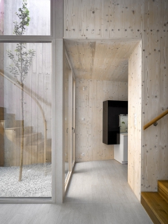 Dvorek s průhledem do kuchyně