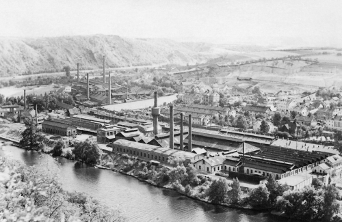 Areál iniciovaný Pražským spolkem železných hutí vznikal postupně od roku 1872 na podlouhlém pásu území ve vltavském údolí ohraničeném železniční tratí a řekou Vltavou, za kterou se vypíná mohutný skalní masiv. Od roku 1884 byl závod v majetku Akciové společnosti železárny Libčice a v roce 1924 přešel pod Pražskou železářskou společnost.