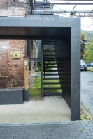 Veškeré nově přidané hmotové novotvary, a to především exteriérové schodiště formálně spojené se závětřím hlavního vstupu a připojený box technické místnosti, jsou materiálově provedeny černým, čtyři milimetry tlustým plechem ve formě vrstvících se rámů