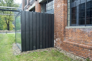 Zásah do původní dispozice představuje i hmota nového, částečně proskleného boxu technické místnosti, jež je včleněna do severozápadní fasády