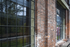 Stávající ocelové rámy s tabulkami, pro řadu průmyslových objektů tolik charakteristické, byly ponechány ve své původní poloze a rekonstruovány, ovšem už bez zasklení