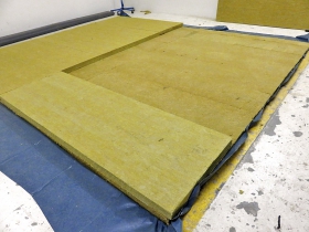 Obr. 2: Rozpracované střešní pláště s tepelnými izolacemi z minerální vaty před zkouškami na vzduchovou neprůzvučnost.