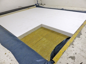 Obr. 2: Rozpracované střešní pláště s tepelnými izolacemi z pěnového polystyrenu před zkouškami na vzduchovou neprůzvučnost.