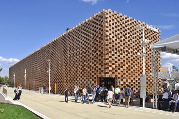 Obr. 11: Obvodový plášť polského pavilonu stylizovaný do tvaru přepravek (bedniček) na uložení ovoce