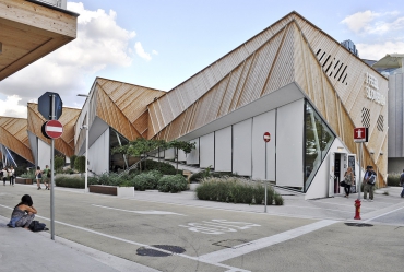 Obr. 13: Část dřevěné fasády pavilonu Slovinska, která propojila interiér s exteriérem