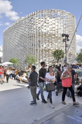 Obr. 16: Dřevné špalíky vložené mezi svislé prvky pavilonu Uruguaye