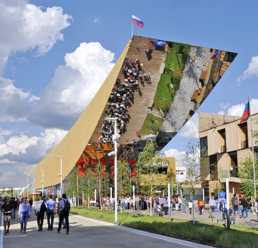 Obr. 17: Pavilon Ruska s dřevěným pláštěm a velkou zrcadlovou plochou patřil mezi nejvýraznější