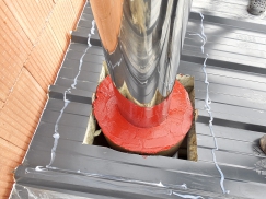 Parotěsný prostup třívrstvého nerezového komína