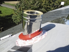 Parotěsný prostup třívrstvého nerezového komína