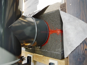 Realizace parotěsného prostupu kouřovodu hořlavou stěnou