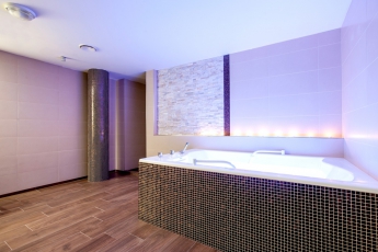 AZ Fitness Brno – do luxusního prostředí nejmodernějšího fitness centra v ČR dodávala obklady a dlažbu firma Keraservis, s. r. o., Brno a její obkladači přitom pracovali s lepidly a spárovacími hmotami Ceresit